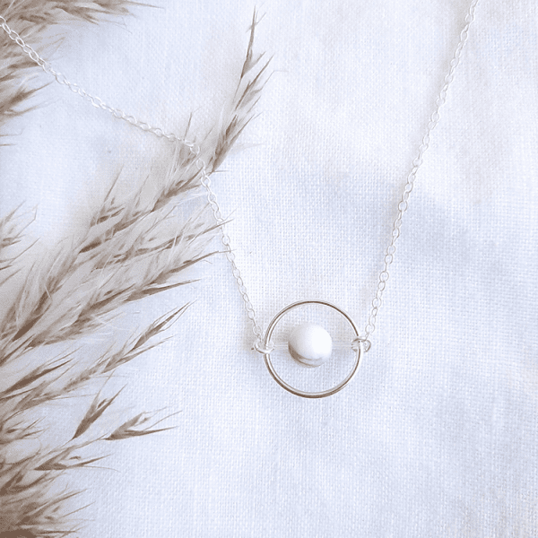 bijoux-pierre-argent-vrai-collier-funambule-Howlite-lithotérapie-blanc-2